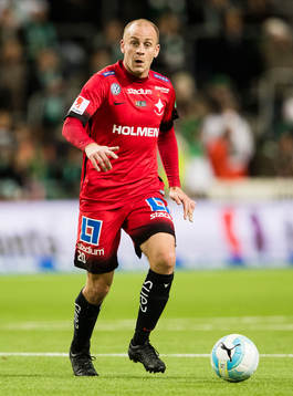 Norrköpings Daniel Sjölund med bollen