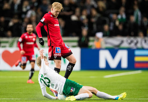 Hammarbys Lars Saetra med en glidtackling framför