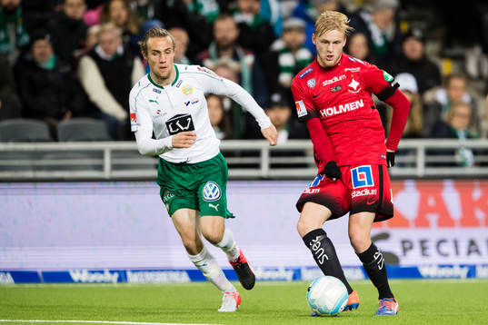 Hammarbys Erik Israelsson ser på när Norrköpings Karl