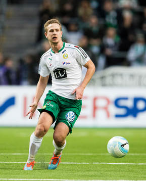 Hammarbys Erik Israelsson med bollen