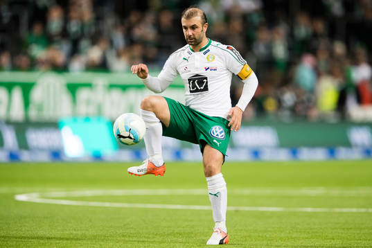 Hammarbys Kennedy Bakircioglu tar ner bollen