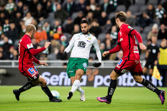Norrköpings Daniel Sjölund försöker stoppa Hammarbys