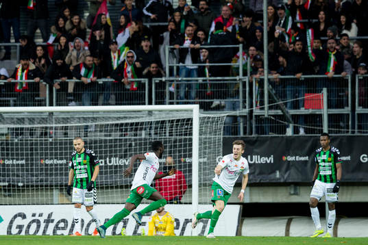 Dalkurds Omar Jagne jublar ihop med Leonard Pllana