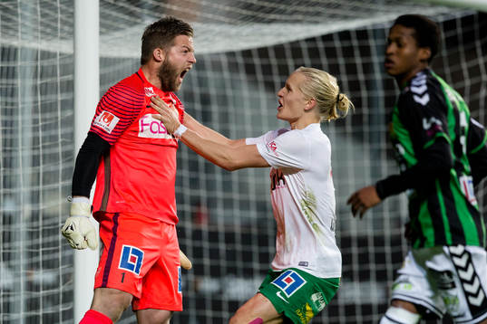 Dalkurds målvakt Frank Pettersson jublar ihop med Henrik