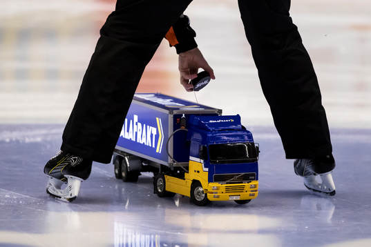 Matchpucken levereras av Dala Frakt i ishockeymatchen i SHL