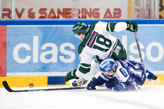 Leksands Oskar Lang i kamp om pucken med Färjestads