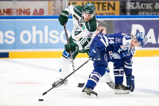 Leksands Oskar Lang i kamp om pucken med Färjestads