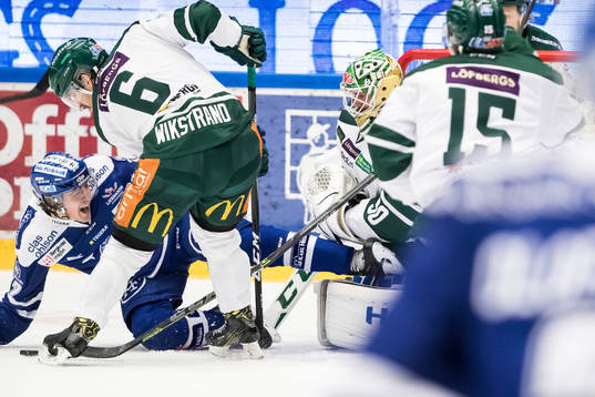 chans för Leksands Fredrik Forsberg framför Färjestads