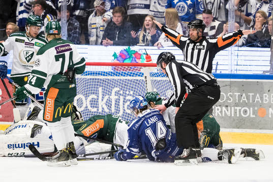 chans för Leksands Oskar Lang framför Färjestads