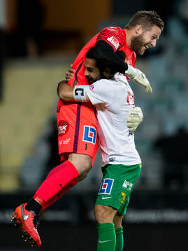 Dalkurds målvakt Frank Pettersson jublar och omfamnas av