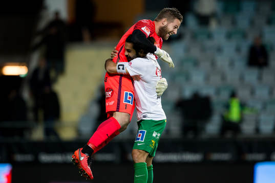 Dalkurds målvakt Frank Pettersson jublar och omfamnas av