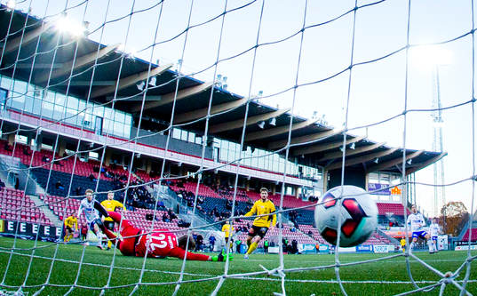 Luleås Joel Rajalakso gör 3-0 på Forwards målvakt