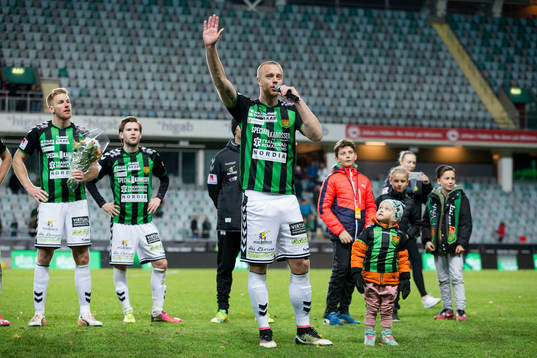 GAIS Björn Andersson tackar publiken när han avtackas