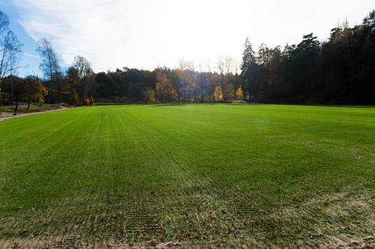 Hybridgräsplanen tar form på Kamratgården