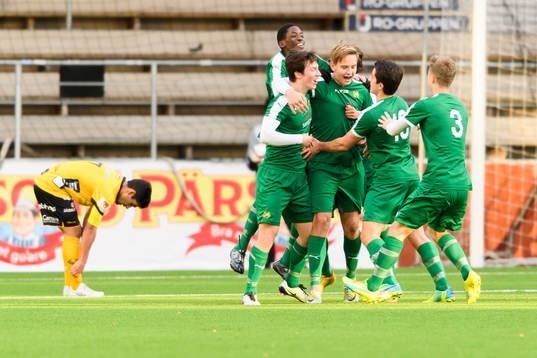 Hammarbys Marcus Mitander jublar med övriga