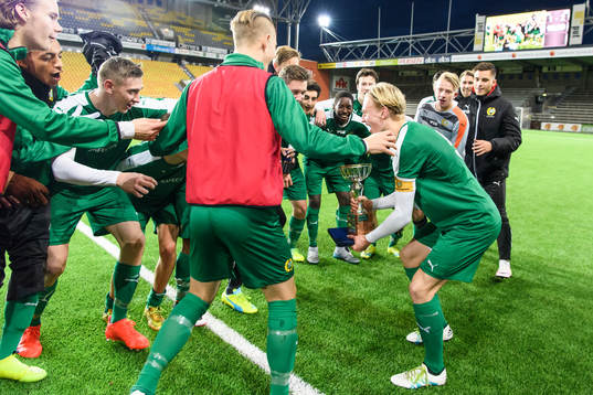 Hammarbys Jakob Rylander med pokalen