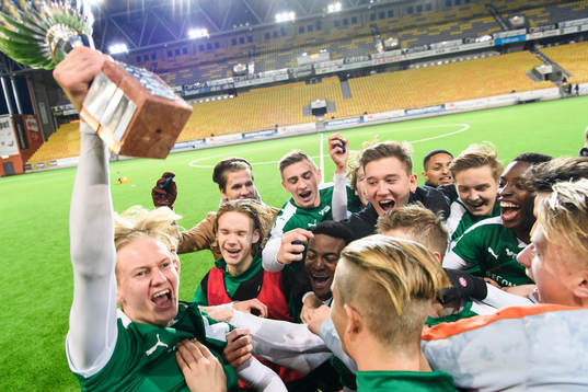 Hammarbys Jakob Rylander med pokalen