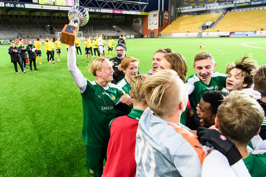 Hammarbys Jakob Rylander med pokalen