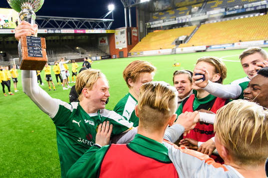 Hammarbys Jakob Rylander med pokalen