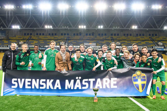 Svenska U17 mästarna Hammarby jublar med Svenska mästare