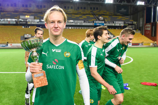 Hammarbys Jakob Rylander med pokalen