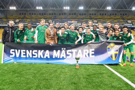 Svenska U17 mästarna Hammarby jublar med Svenska mästare