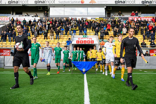 Domarna och lagen kommer in på arenan