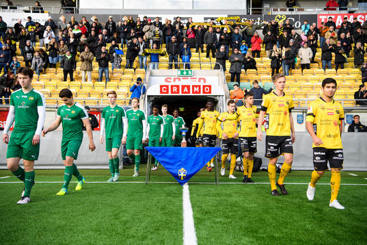 Lagen kommer in på arenan