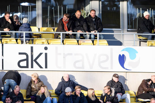 Elfsborgs tränarstab på läktaren