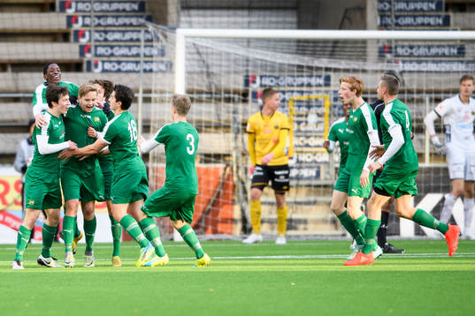 Hammarbys Marcus Mitander (mitt i bild) jublar med övriga