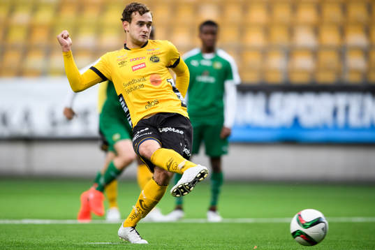 Elfsborgs Adrian Zeka lägger straff