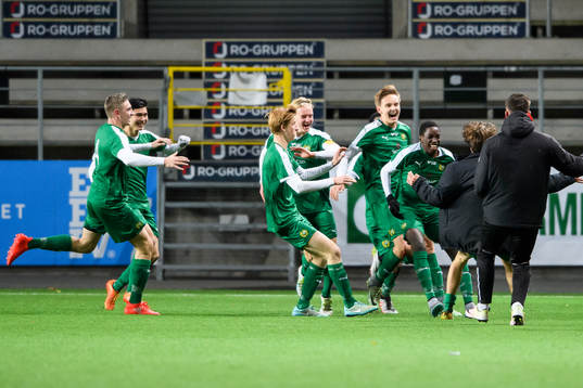 Hammarbys Samouil Izountouemoi (mitt i bild) jublar