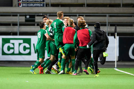 Hammarbys spelare jublar