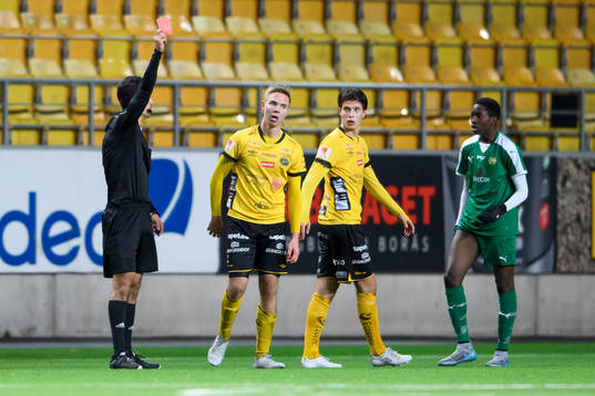 Domare Fikret Buqa ger Elfsborgs Marcus Ejerblad rött kort