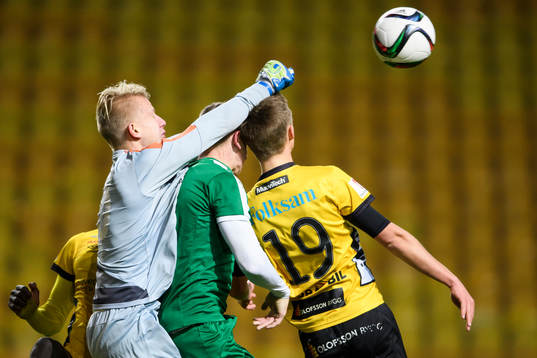 Hammarbys målvakt Jonathan Johnsson boxar undan bollen