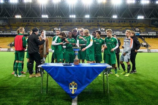 SM-pokalen med Hammarbys spelare i bakgrunden vid pris