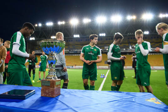 SM-pokalen med Hammarbys spelare i bakgrunden vid pris