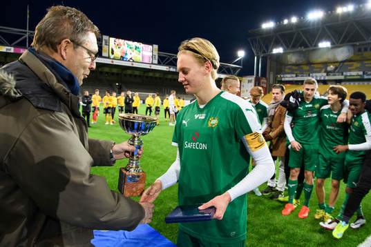 SvFF's representant överlämnar SM-pokalen till Hammarbys