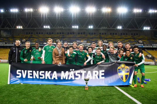 Hammarbys spelare och ledare bakom banderollen Svenska