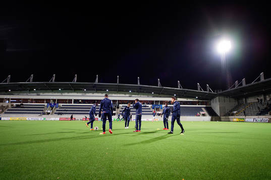 Gefles spelare värmer upp på gavelvallen