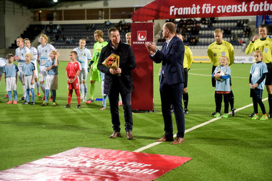 Malmö FFs sportchef Daniel Andersson får blommor av
