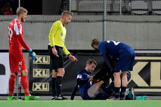 Malmö FFs Kari Arnason får hjälp