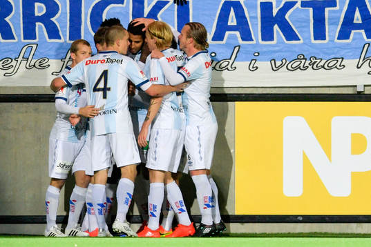 Gefles Dioh Williams jublar med lagkamrater