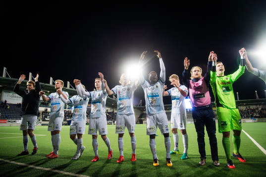 Gefles spelare jublar