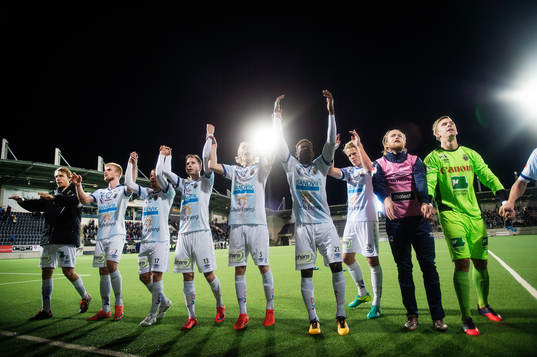 Gefles spelare jublar