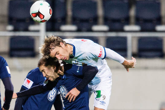 Malmö FFs Anton Tinnerholm i nickduell mot Gefles Johan