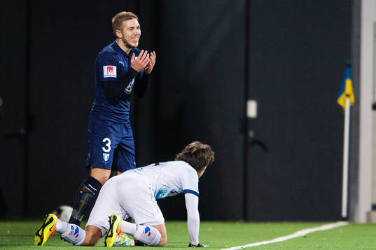 Malmö FFs Anton Tinnerholm reagerar mot ett domslut