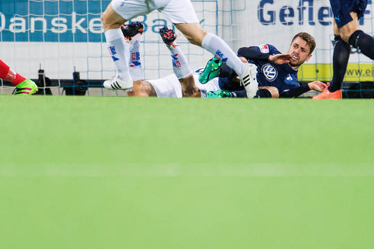 Malmö FFs Kari Arnason faller i straffområdet