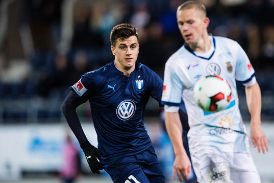 Malmö FFs Alexander Jeremejeff jagar Gefles Anton Lans