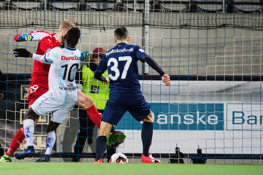 Gefles Dioh Williams gör 1-0 bakom Malmö FFs målvakt